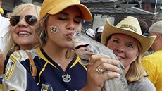 Fanynka Anna Claire Masseyová líbá sumce před zápasem finále Stanley Cupu v... Fanynka Anna Claire Masseyová líbá sumce před zápasem finále Stanley Cupu v...