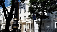 Ukazatele smují volie k hlasovacím místnostem v Londýn (7. ervna 2017)