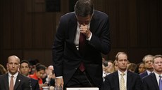 Bývalý éf FBI James Comey ped senátním výborem (8. erven 2017).