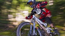 Adrenalin, rychlost, koncentrace. Sjezd na kole prověří jezdce v mnoha ohledech. Adrenalin, rychlost, koncentrace. Sjezd na kole prověří jezdce v mnoha ohledech.