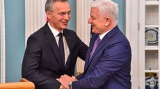 Šéf NATO Jens Stoltenberg gratuluje černohorskému premiérovi Duško Markovičovi... Šéf NATO Jens Stoltenberg gratuluje černohorskému premiérovi Duško Markovičovi...