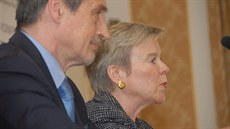 Zástupkyn generálního tajemníka NATO Rose Gottemoellerová a ministr obrany...