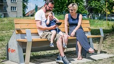 Chytrá lavička v Blatné vám nabije telefon nebo tablet. Jedni z prvních, kdo ji... Chytrá lavička v Blatné vám nabije telefon nebo tablet. Jedni z prvních, kdo ji...