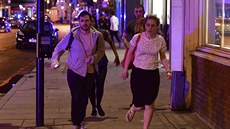 Lidé utíkají ulicí Borough High Street po útoku na London Bridge (4. ervna...