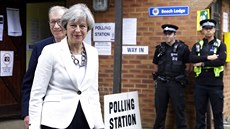 Premiérka Theresa Mayová opoutí s manelem Philipem volební místnost v...