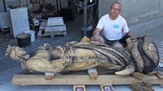 Restaurátor Tomáš Skalík s opravovanou plastikou Panny Marie z... Restaurátor Tomáš Skalík s opravovanou plastikou Panny Marie z...