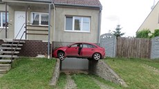 Červená mazda se čtyřmi opilci uvnitř vyjela v Jevišovce mimo vozovku a zůstala... Červená mazda se čtyřmi opilci uvnitř vyjela v Jevišovce mimo vozovku a zůstala...
