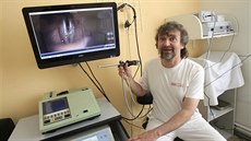 Foniatr a otolaryngolog Radan Havlík ukazuje ve své brněnské ordinaci snímek... Foniatr a otolaryngolog Radan Havlík ukazuje ve své brněnské ordinaci snímek...
