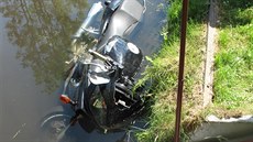 tyiadvacetiletý motorká na Vsetínsku nepeil pád do rybníka (3. ervna...