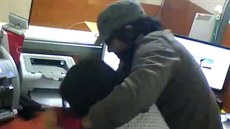 Policie hledá pachatele, který přijel ve vojenském na dámském kole 31. května... Policie hledá pachatele, který přijel ve vojenském na dámském kole 31. května...