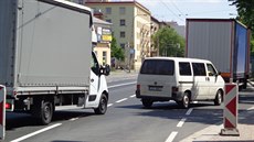 Tato situace je pomrn bná. Auta chtjí odboit na rychlodráhu, ovem na...