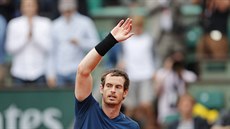 Andy Murray dkuje francouzskému publiku po vítzství ve tetím kole nad Juanem...