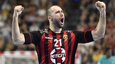 Momentka z házenkáského zápasu Final Four mezi Barcelonou a Vardarem.