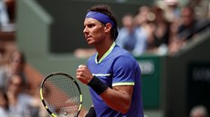 Rafael Nadal slaví postup do dalího kola na Roland Garros.