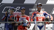Andrea Dovizioso (uprosted) slaví vítzství ve Velké cen Itálie Moto GP ped...