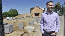Obchodní ředitel investorské firmy Sur Lie Jakub Schneider v místě staveniště... Obchodní ředitel investorské firmy Sur Lie Jakub Schneider v místě staveniště...