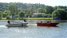 Hasii vytahovali lun, který se potápl na smíchovské náplavce (9.6.2017).