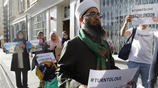 „Obrat k lásce. ISIS = nepřátelé lidskosti,“ stojí na transparentu. V... „Obrat k lásce. ISIS = nepřátelé lidskosti,“ stojí na transparentu. V...