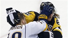 Do potyky se pustili Carl Hagelin z Pittsburghu (vpravo) a Viktor Arvidsson z...