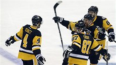 Sidney Crosby, Patric Hornqvist a Phil Kessel (vpravo) slaví Justinem Schultzem...