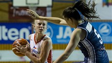 Česká basketbalistka Petra Záplatová (vlevo) se snaží obejít Veroniku... Česká basketbalistka Petra Záplatová (vlevo) se snaží obejít Veroniku...