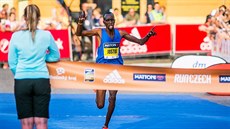 Ani pro keňského vítěze Justuse Kangoga to nebyl lehký půlmaraton. Ani pro keňského vítěze Justuse Kangoga to nebyl lehký půlmaraton.
