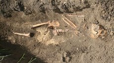 Muž při výkopových pracích v Pivíně narazil na kostru. Ukázalo se, že jde o... Muž při výkopových pracích v Pivíně narazil na kostru. Ukázalo se, že jde o...