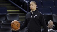 Tyronn Lue, trenér Clevelandu, na tréninku před prvním finále. Tyronn Lue, trenér Clevelandu, na tréninku před prvním finále.