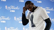 LeBron James z Clevelandu na tiskové konferenci ped finále NBA