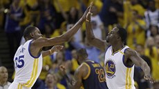 Kevin Durant (vlevo) a Draymond Green z Golden State si uívají první finále...