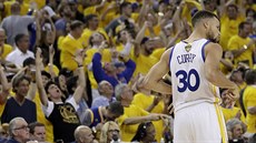 Stephen Curry a fanoušci Golden State mohou slavit, druhé finále NBA jim... Stephen Curry a fanoušci Golden State mohou slavit, druhé finále NBA jim...