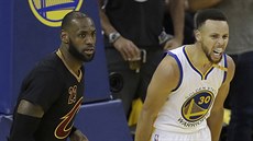 LeBron James (vlevo) z Clevelandu má z vývoje finále NBA menší radost než... LeBron James (vlevo) z Clevelandu má z vývoje finále NBA menší radost než...