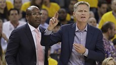 Mike Brown (vlevo) a Steve Kerr, trenérské duo Golden State.