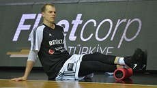 Michael Roll z Besiktase Istanbul se protahuje před zápasem Ligy mistrů. Michael Roll z Besiktase Istanbul se protahuje před zápasem Ligy mistrů.