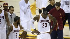 Kyrie Irving (2) z Clevelandu chválí spoluhráe LeBrona Jamese.