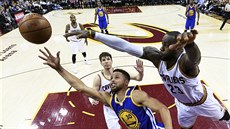 LeBron James (v bílém) z Clevelandu se pokouí zablokovat pokus Stephena...