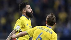 Jimmy Durmaz (vlevo) a Ludwig Augustinsson se radují ze švédského gólu. Jimmy Durmaz (vlevo) a Ludwig Augustinsson se radují ze švédského gólu.