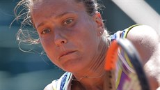 Barbora Strýcová zahrává úder ve druhém kole Roland Garros.