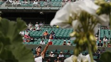panlská tenistka Garbine Muguruzaová podává ve 3. kole Roland Garros.
