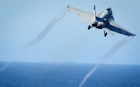 Americký stroj F/A-18E Super Hornet startuje z letadlové lodi USS Nimitz (29....