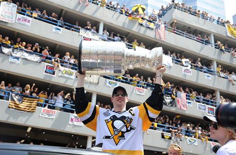 Sidney Crosby pi triumfální jízd Pittsburghem po zisku Stanley Cupu v roce...