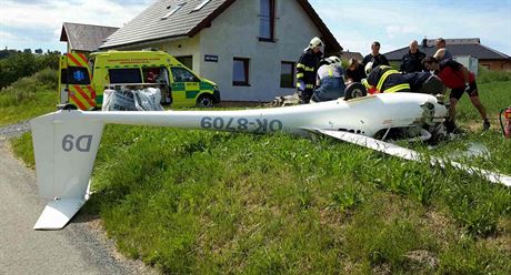 Hasii vyproovali tce zranného pilota po pádu vtron v Bystrém na...