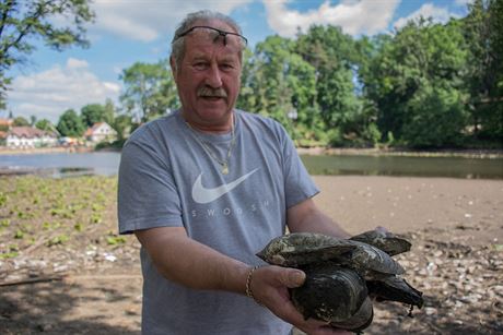 Frantiek Rovenský ve vyputném rybníku nasbíral stovky mrtvých keblí.