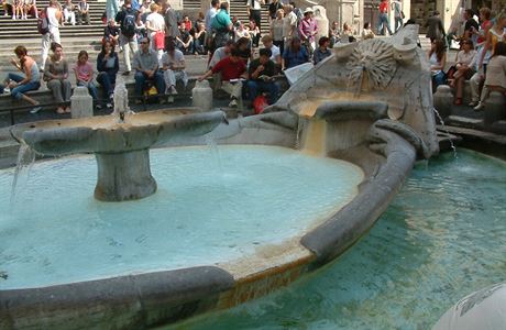 Fontana della Barcaccia ve tvaru loky pod panlskmi schody na Piazza di...