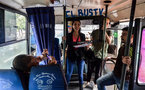 Novinái ve Venezuele odíkávají zprávy rovnou v autobusech, aby unikli vládní...