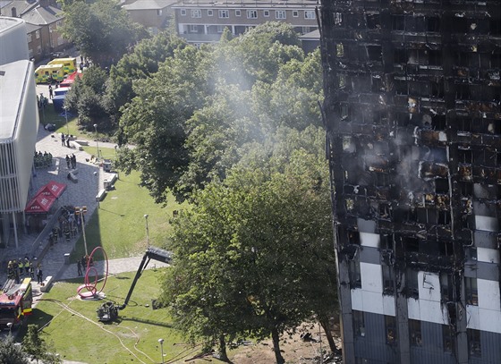 Budova Grenfell Tower v Londýn den po niivém poáru. (15.6. 2017)