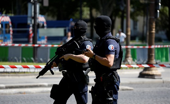 Policisté hlídkují  v okolí paíské tídy Champs-Elysées, kde útoník najel...