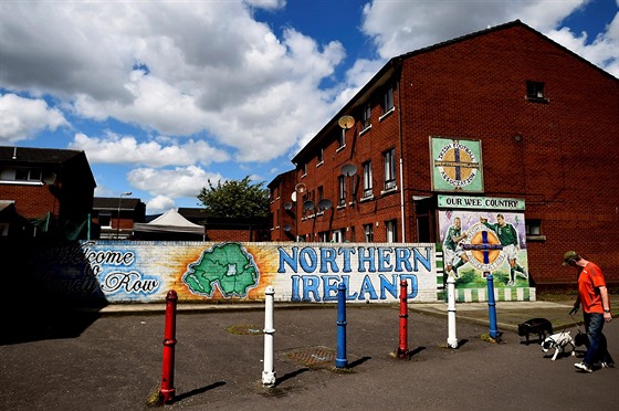 Graffiti v Sandy Row, loajalistické tvrti severoirského Belfastu (19. kvtna...