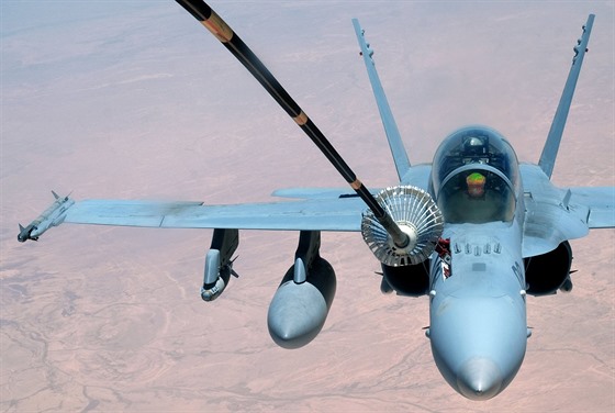 Americký stroj F-18 Super Hornet tankuje palivo z letounu KC-10 (31. kvtna...