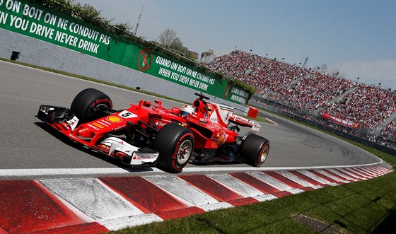 Sebastian Vettel v akci pi Velké cen Kanady.
